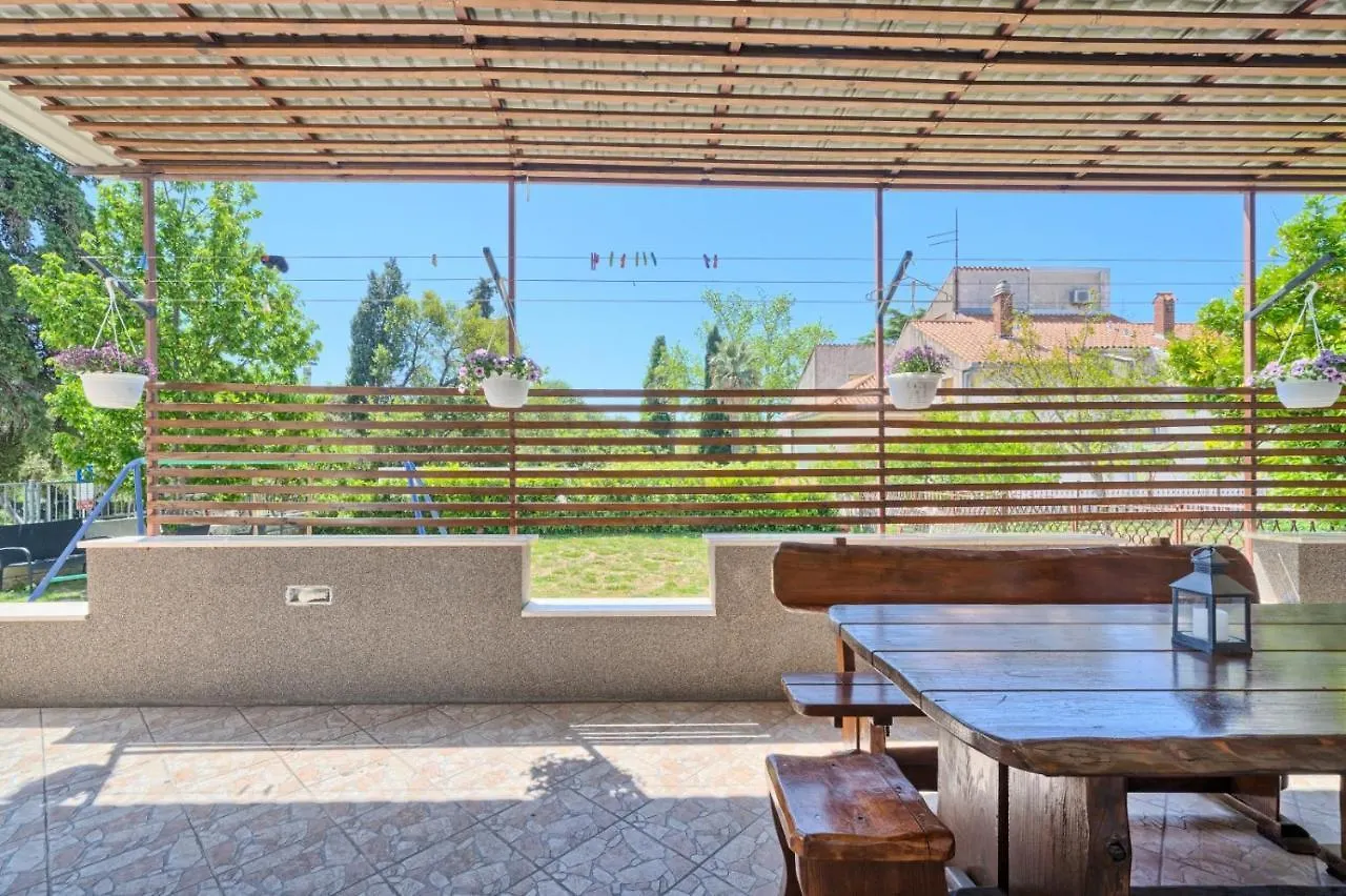 Apartment In Kastel Luksic With Terrace, Air Conditioning, W-Lan, Washing Machine 5107-3 0*, Kastela