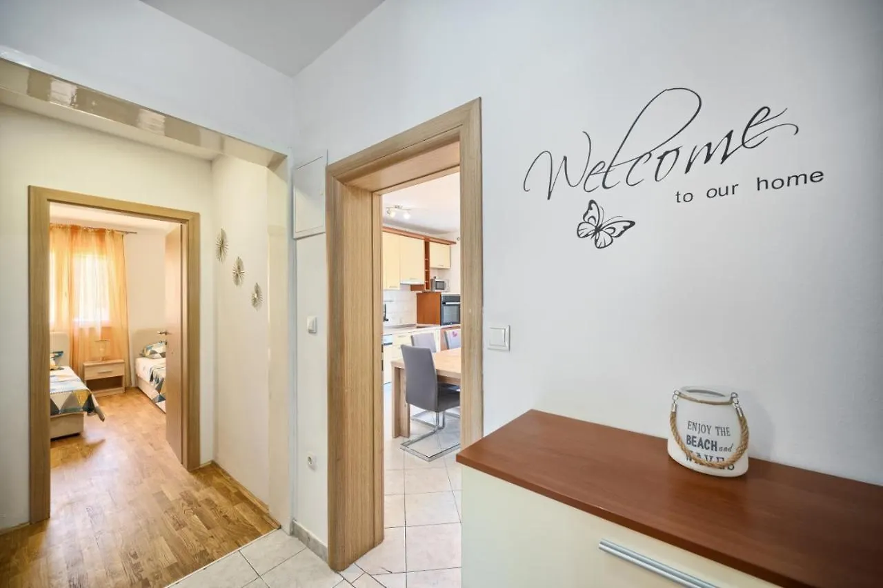 Apartment In Kastel Luksic With Terrace, Air Conditioning, W-Lan, Washing Machine 5107-3 Croatia