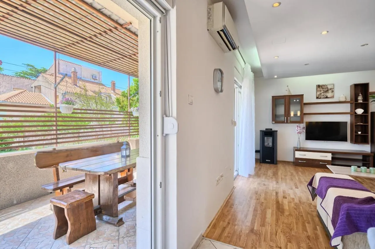 Apartment In Kastel Luksic With Terrace, Air Conditioning, W-Lan, Washing Machine 5107-3 Kastela