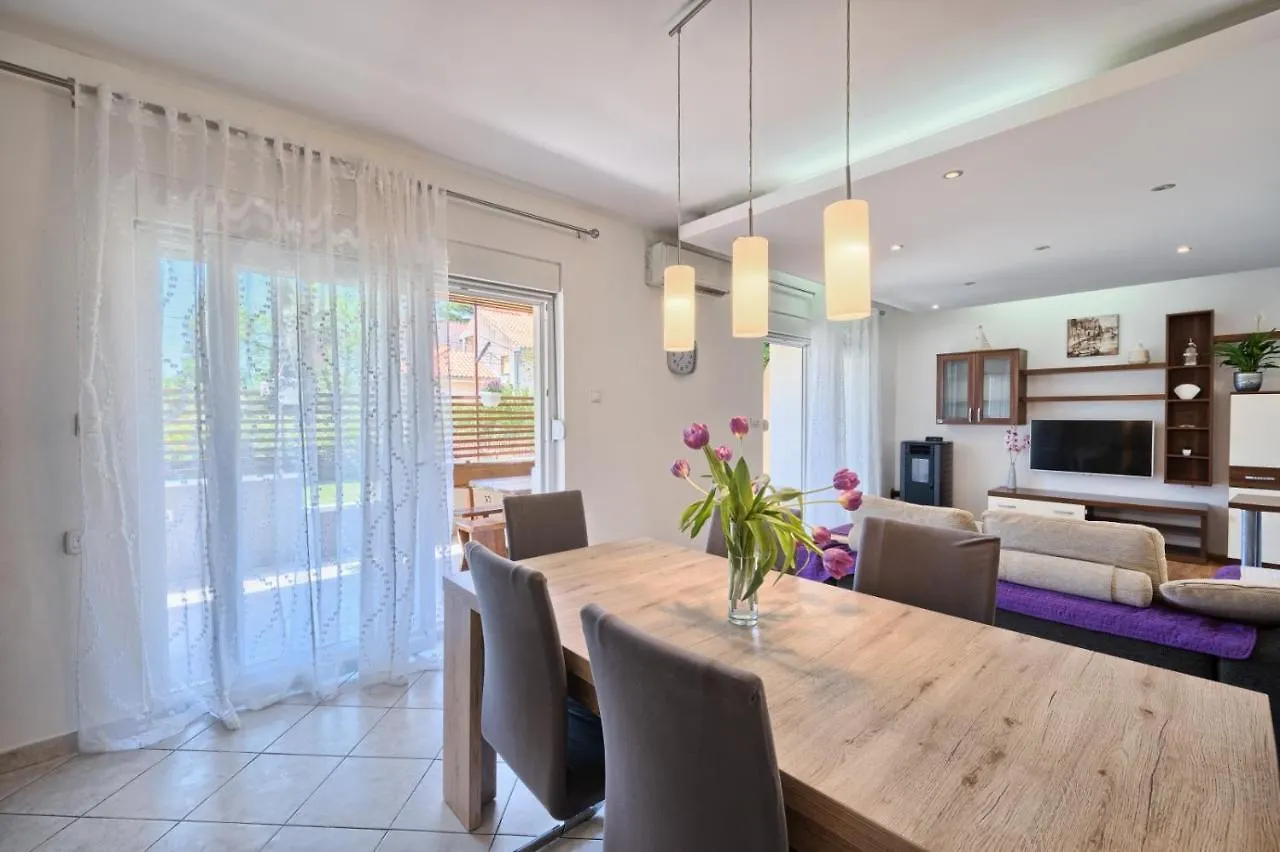 Apartment In Kastel Luksic With Terrace, Air Conditioning, W-Lan, Washing Machine 5107-3 0*, Kastela Croatia