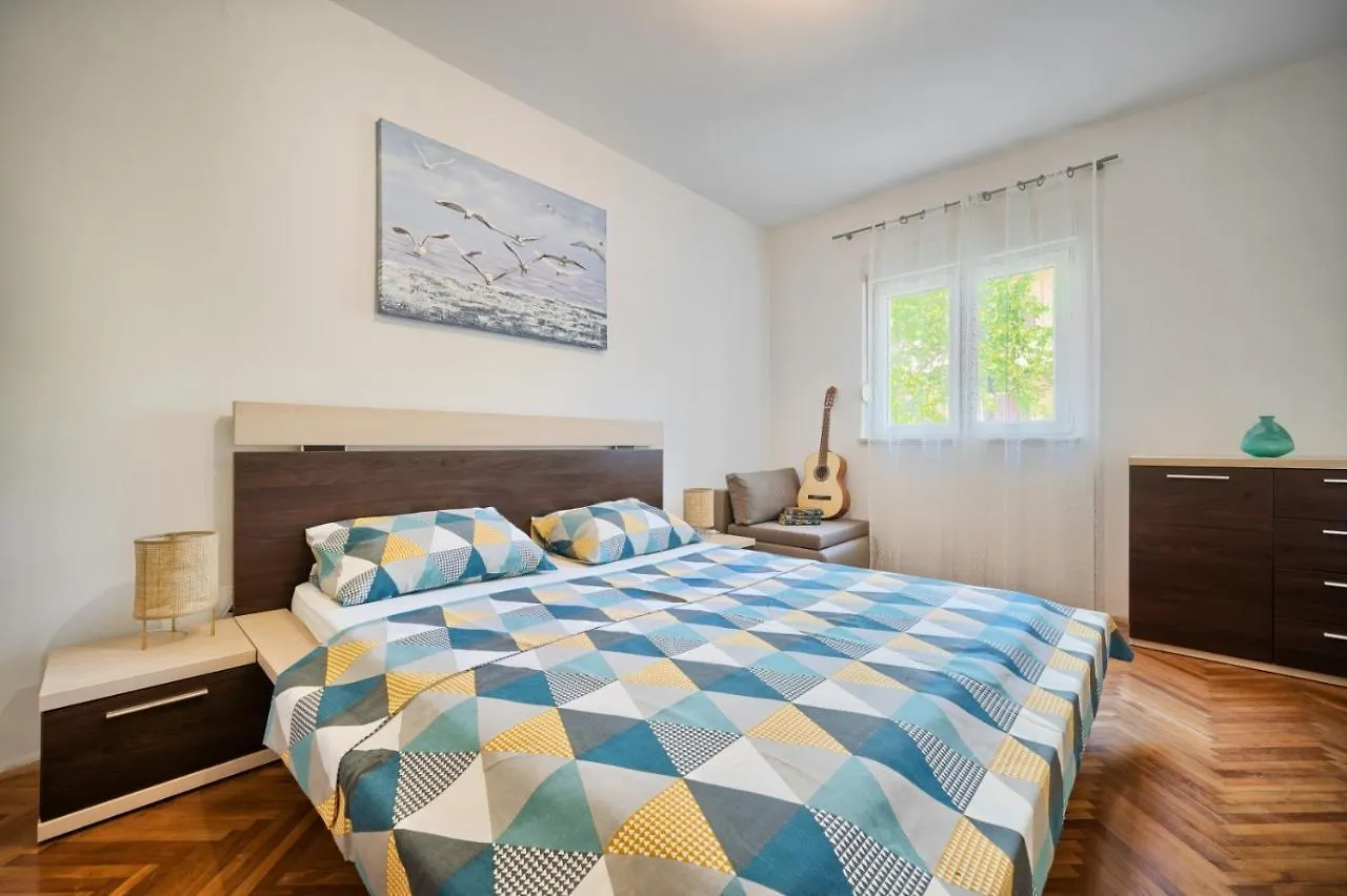 Apartment In Kastel Luksic With Terrace, Air Conditioning, W-Lan, Washing Machine 5107-3 0*, Kastela