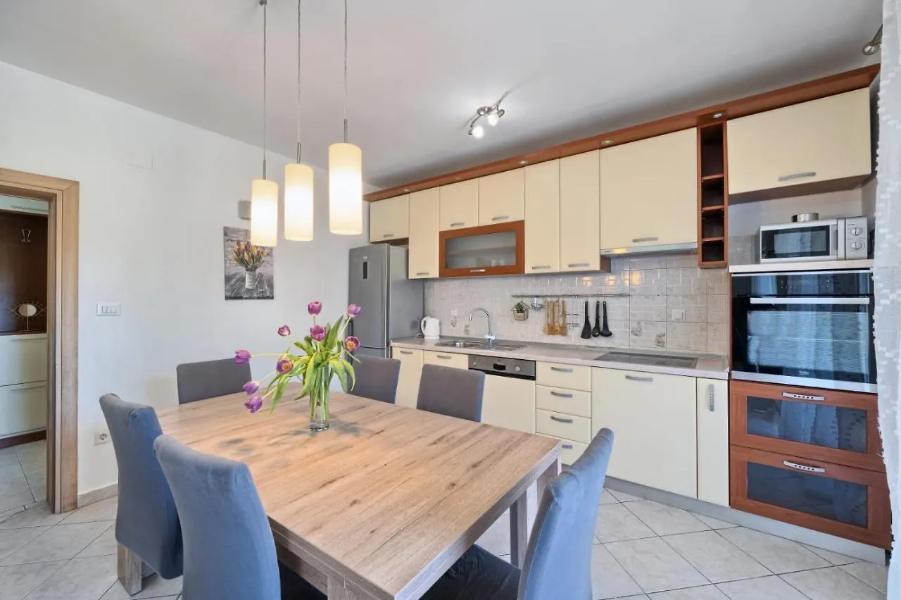 Apartment In Kastel Luksic With Terrace, Air Conditioning, W-Lan, Washing Machine 5107-3