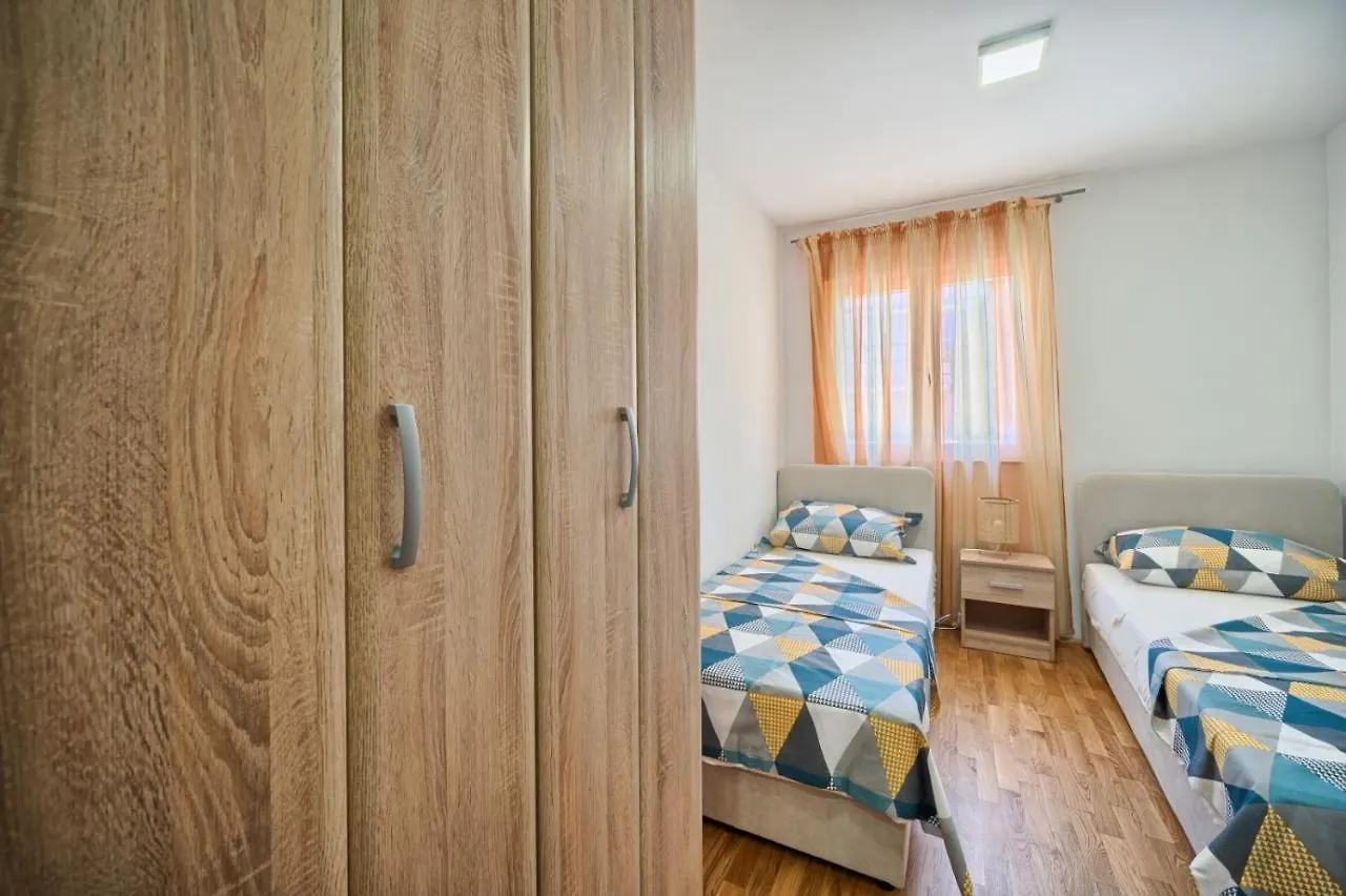Apartment In Kastel Luksic With Terrace, Air Conditioning, W-Lan, Washing Machine 5107-3 Kastela