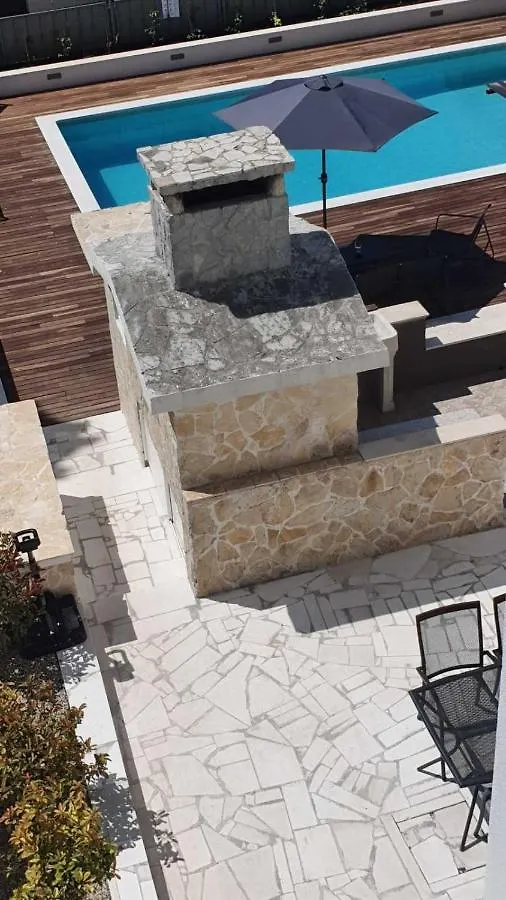 Apartment In Kastel Luksic With Terrace, Air Conditioning, W-Lan, Washing Machine 5107-3  Kastela