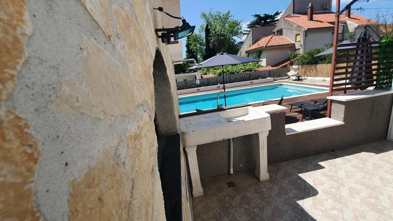 Apartment In Kastel Luksic With Terrace, Air Conditioning, W-Lan, Washing Machine 5107-3 Kastela