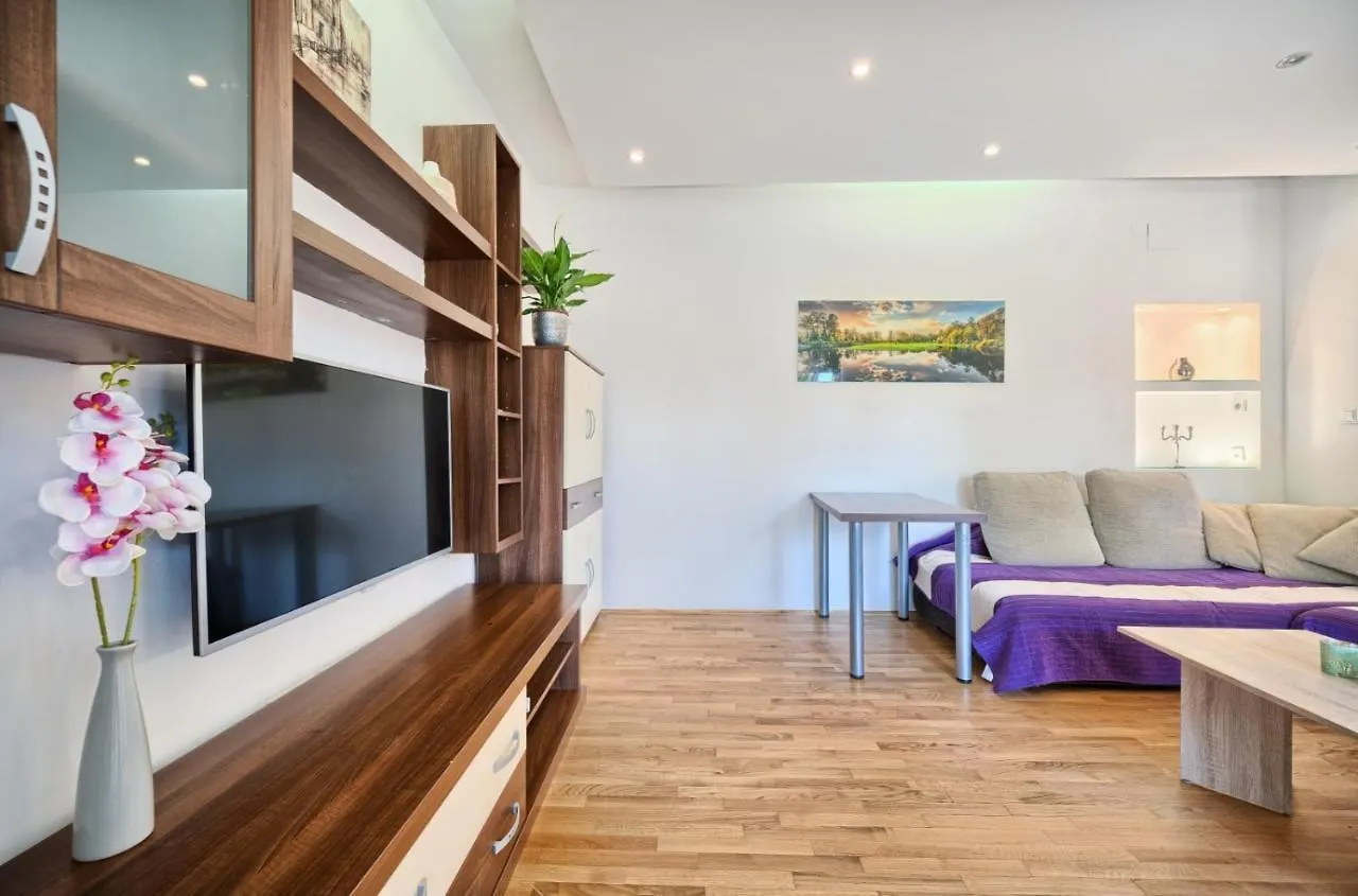 Apartment In Kastel Luksic With Terrace, Air Conditioning, W-Lan, Washing Machine 5107-3 Kastela Croatia