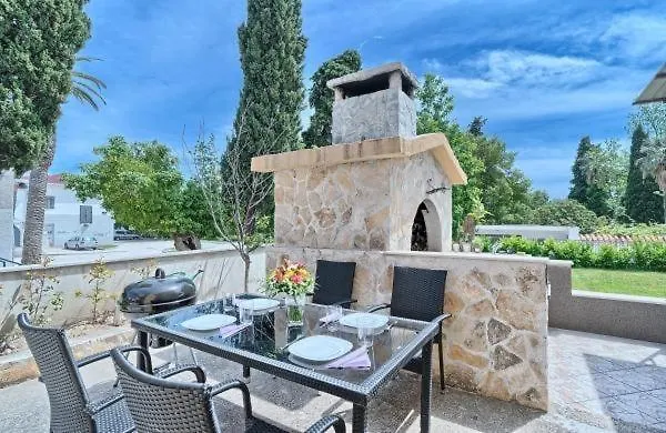 Apartment In Kastel Luksic With Terrace, Air Conditioning, W-Lan, Washing Machine 5107-3 Kastela 0*,