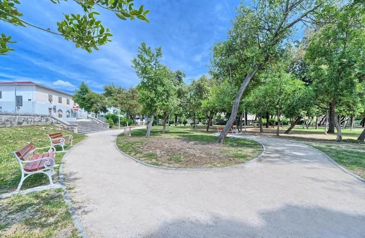 Apartment In Kastel Luksic With Terrace, Air Conditioning, W-Lan, Washing Machine 5107-3 Kastela Croatia