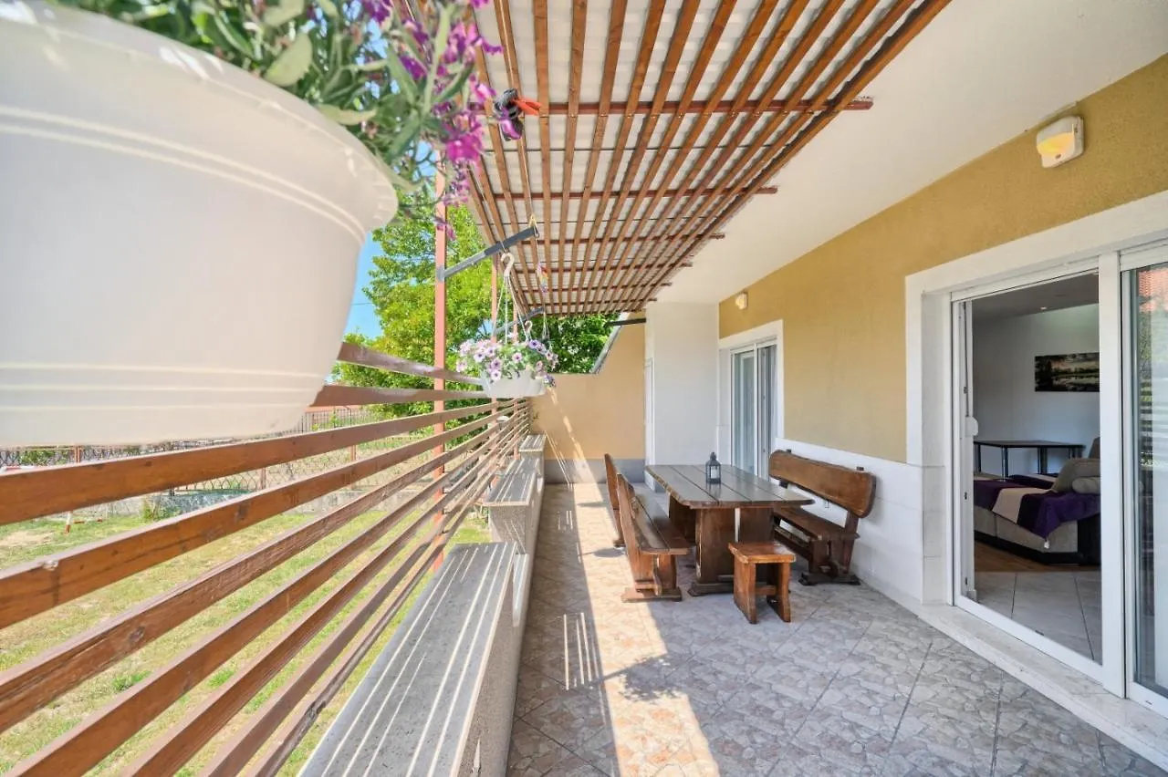 Apartment In Kastel Luksic With Terrace, Air Conditioning, W-Lan, Washing Machine 5107-3 Kastela Croatia