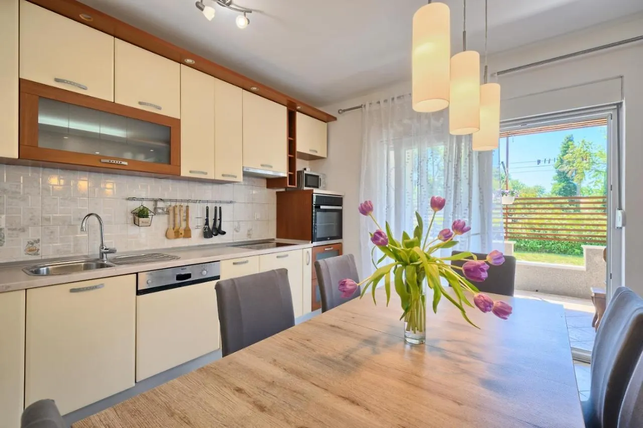 Apartment In Kastel Luksic With Terrace, Air Conditioning, W-Lan, Washing Machine 5107-3 Kastela