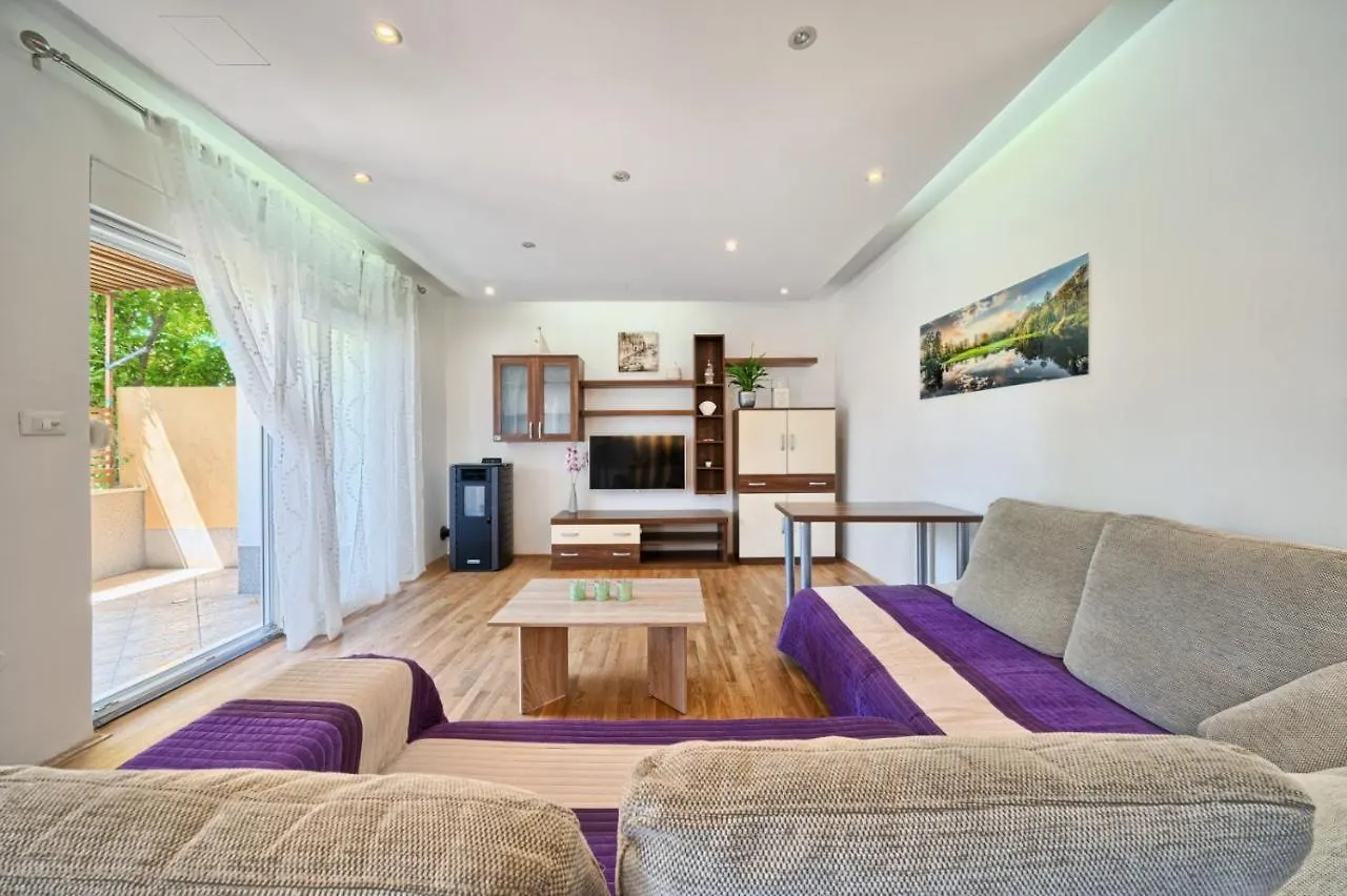 Apartment In Kastel Luksic With Terrace, Air Conditioning, W-Lan, Washing Machine 5107-3 Kastela