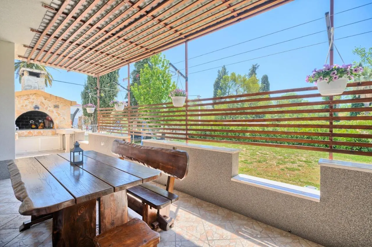 Apartment In Kastel Luksic With Terrace, Air Conditioning, W-Lan, Washing Machine 5107-3 Kastela Croatia