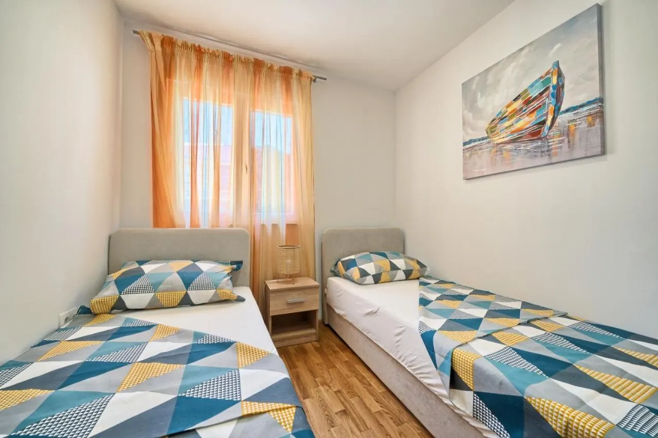 Apartment In Kastel Luksic With Terrace, Air Conditioning, W-Lan, Washing Machine 5107-3 Kastela