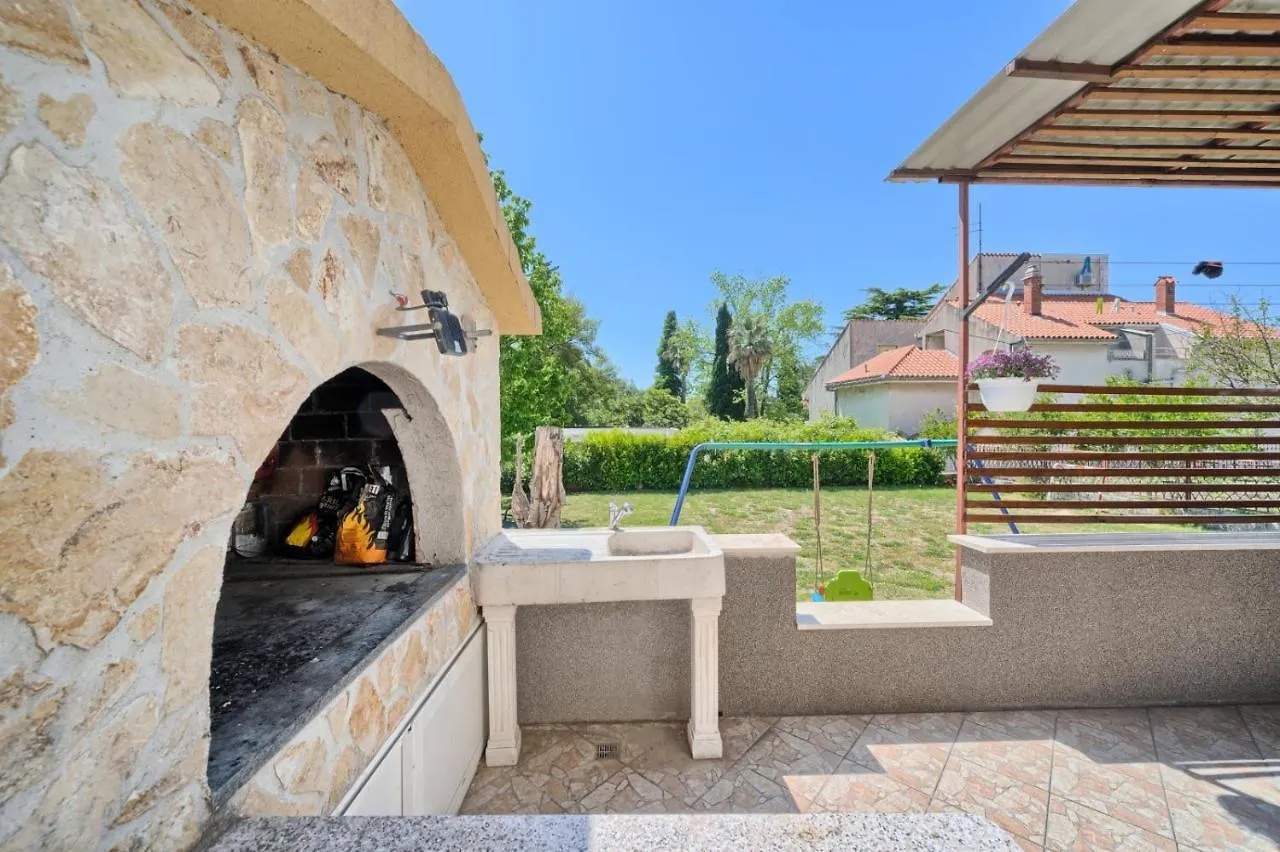 Apartment In Kastel Luksic With Terrace, Air Conditioning, W-Lan, Washing Machine 5107-3 Kastela