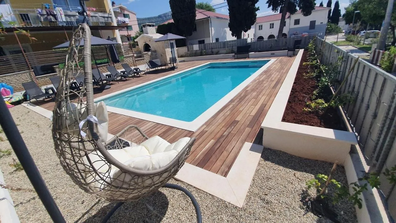 Apartment In Kastel Luksic With Terrace, Air Conditioning, W-Lan, Washing Machine 5107-3 Kastela Croatia