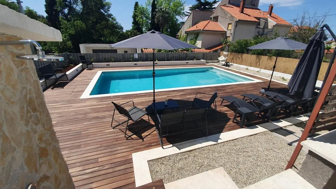 Apartment In Kastel Luksic With Terrace, Air Conditioning, W-Lan, Washing Machine 5107-3 Kastela